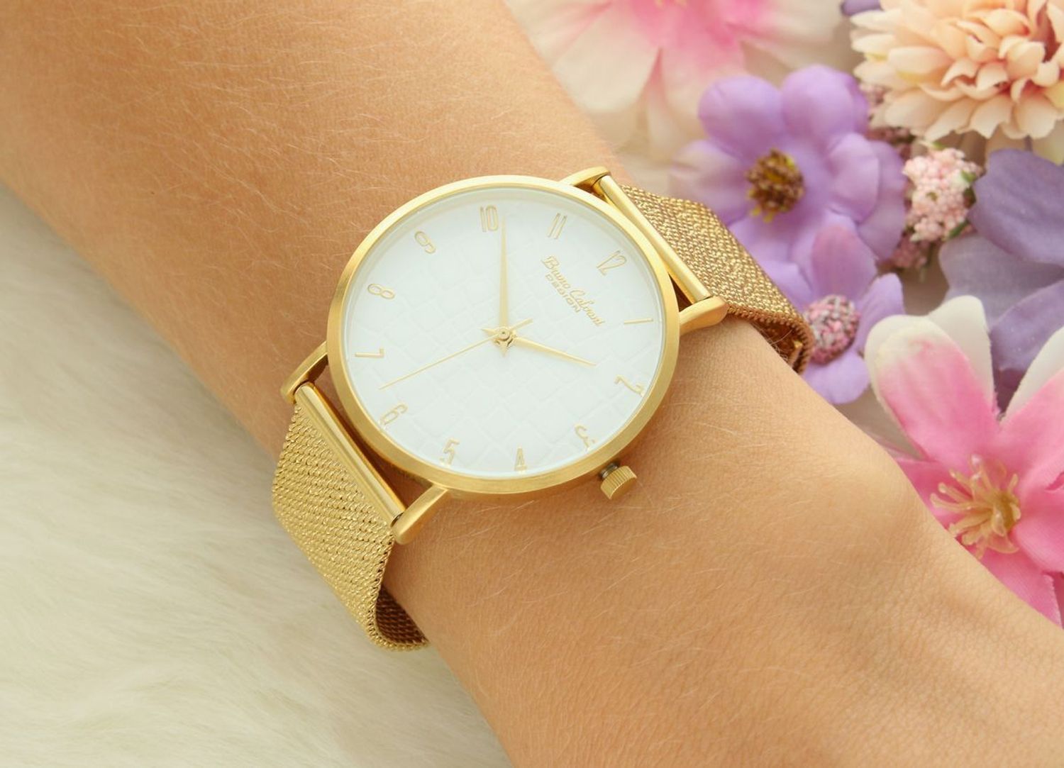 Zegarek damski na bransolecie mesh z cyframi Bruno Calvani BC90550 Gold Zegarek na prezent dla kobiety. Damski zegarek z cyferkami. Damski tani zegarek w złotym kolorze..jpg